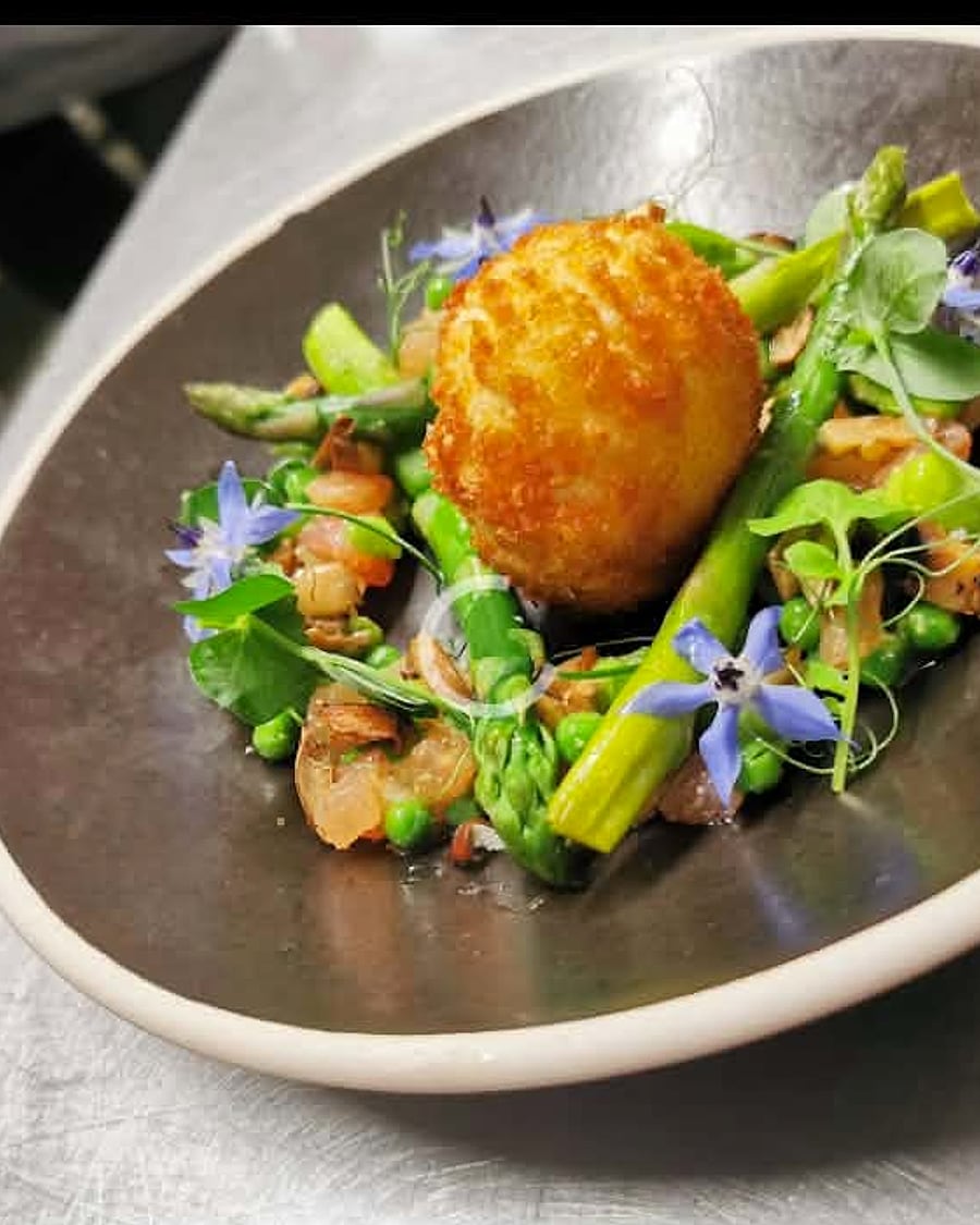 Glamorgan arancini, asparagus, peas, borage